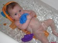 Elya dans son bain avec son bateau bleu - 004 * 1024 x 768 * (97KB)